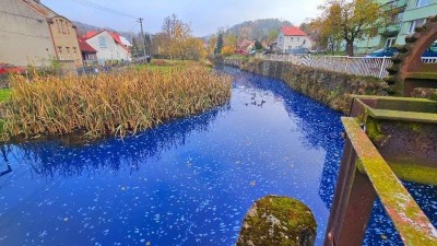 Tak modrá voda, až z toho oči přecházejí. Další řeka se potýká se znečištěním