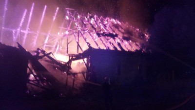 Hasiči na Lounsku měli o víkendu rušno, několik hodin zasahovali na požáru stodoly v Jimlíně