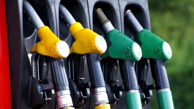 Ceny pohonných hmot v ČR padají. Tempo zlevňování je rekordní v historii, pád cen tím nekončí