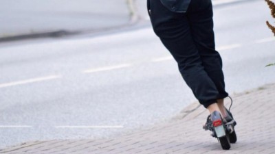 Záchranáři stále častěji vyjíždějí k pádům z elektrokoloběžky. Lidé často jezdí bez přilby, někteří navíc i opilí