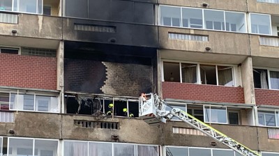 Hasiči už jsou přímo v bytě, kde hořelo. Procházejí postupně i okolní byty. Foto: Jitka Fárová