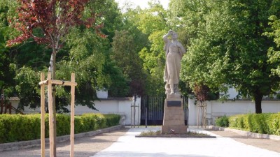 Pomník před hřbitovem v Žatci připomíná tragédii Českého Malína