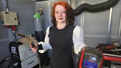 Sexy šaty, lokny ve vlasech. Nejlepší svářečka v republice klame zjevem