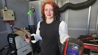 Sexy šaty, lokny ve vlasech. Nejlepší svářečka v republice klame zjevem