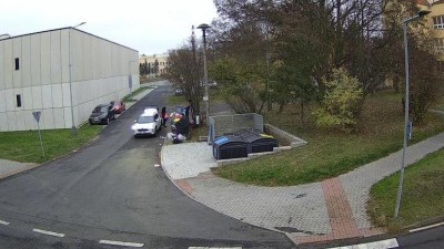 Konec odpadové turistiky: Kamery v Lounech odhalily řidiče, kteří plní městské kontejnery