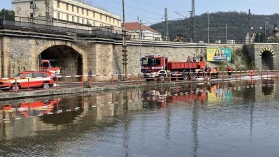 AKTUÁLNĚ: Hasiči v ulici Přístaviště staví protipovodňovou hráz, řeka Bílina hrozí vylitím z koryta