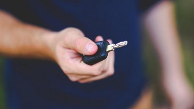 Nezamčen&eacute; auto na M&iacute;rov&eacute;m n&aacute;měst&iacute; v Lounech přil&aacute;kalo nezvan&eacute;ho hosta