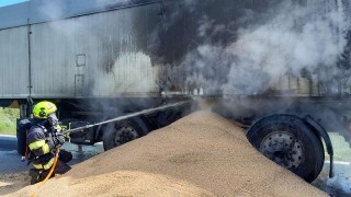 AKTUÁLNĚ: U Blšan je uzavřená silnice. Nákladnímu auto hoří pneumatika