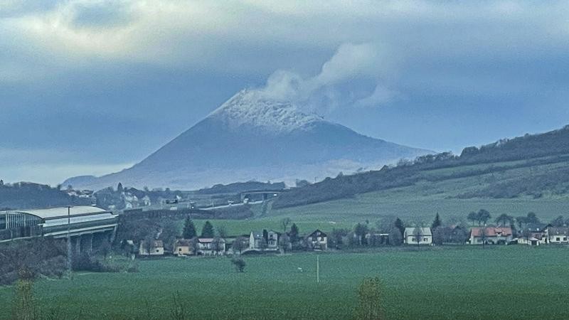 To není japonská hora Fuji, ale naše Milešovka, zachycená takto včera. Foto: e-deniky.cz