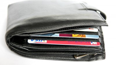Řidiči náklaďáku někdo v Žatci ukradl peněženku z kabiny auta