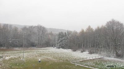 V Krušných horách se začal objevovat první sníh. Na zimní radovánky si ale ještě počkáme