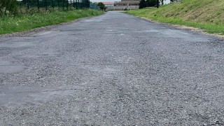 V Čeradicích u Žatce by se mohl začít opravovat problémový úsek silnice. Obec požádala o dotace