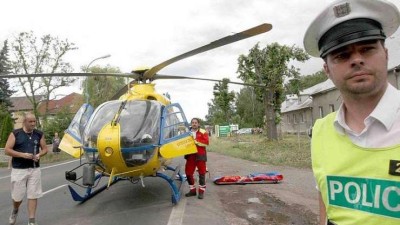 Řidiče, který narazil do stromu, přepravili záchranáři vrtulníkem do traumacentra