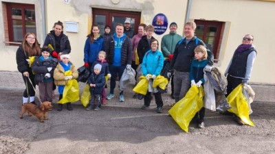 Ukliďme Česko v Bitozevsi: Dobrovoln&iacute;ci zbavili obec i okol&iacute; odpadu