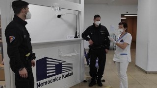 Policisté a zdravotníci si vzájemně pomáhají. Foto: Policie ČR