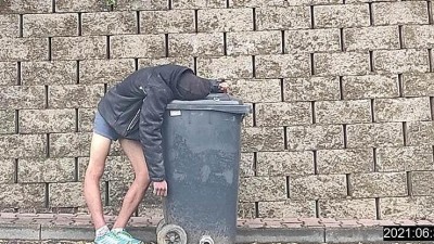 OPRAVDU SE STALO: Muž usnul na popelnici, převážel v ní kradené půlky prasat