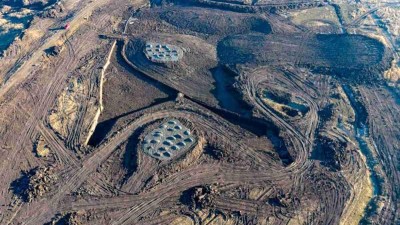 Těžk&aacute; technika v srdci př&iacute;rodn&iacute; pam&aacute;tky: Buldozery v lomu ČSA pom&aacute;haj&iacute; vz&aacute;cn&yacute;m druhům