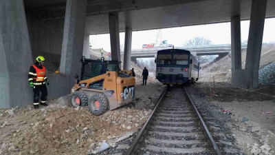 FOTO: U Chlumčan vykolejil osobní motorový vlak. Srazil se s bagrem