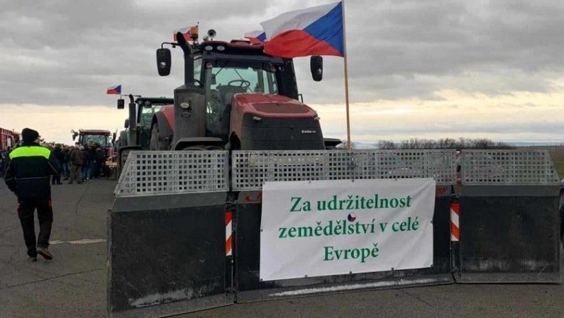 Zemědělci se připojili k protestům už loni, tehdy se sešli na letišti v Březně u Chomutova, odkud vyrazili k hranicím s Německem. Foto: Jitka Fárová