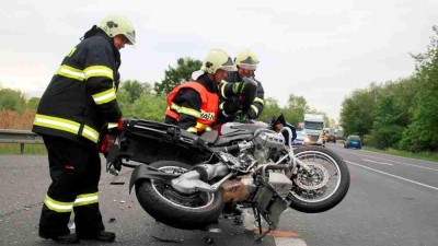 Tragická nehoda na Děčínsku na Štedrý den! Motorkář narazil do stromu, na místě zemřel