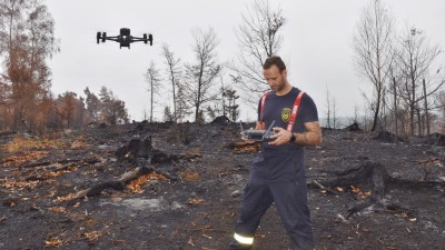 HŘENSKO: Průzkum dronům ztěžuje mlha. Na místě je stále přes sto hasičů