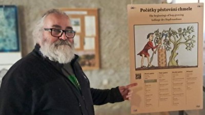 Chmelařsk&eacute; muzeum l&aacute;k&aacute;. Atrakc&iacute; může b&yacute;t česačka nebo efektn&iacute; nočn&iacute; osvětlen&iacute;