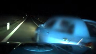 VIDEO: Zběsil&aacute; j&iacute;zda mezi Žatcem a Podbořany: Policie stopla uj&iacute;žděj&iacute;c&iacute; auto ochrann&yacute;m r&aacute;mem