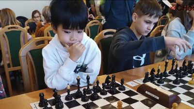 OD SOUSEDŮ: Osmiletý šachista Daniel Vo je první na světě!