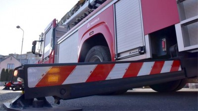 AKTUÁLNĚ: V Ústí nad Labem hoří střecha bývalého autobazaru, zasahuje výšková technika