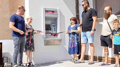 V Kryrech se lidé po letech dočkali nového bankomatu