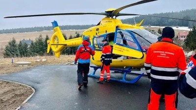 Dostal lyžař epileptický záchvat? Spadl z lanovky z výšky pěti metrů