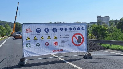 Za necelý měsíc už tato cedule na silnici I/15 nebude. Foto: ŘSD Ústeckého kraje