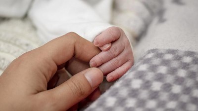 První miminko roku v porodnicích Krajské zdravotní se narodilo tři hodiny po půlnoci v Mostě
