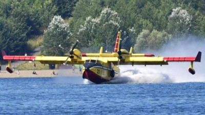 Letadla Canadair se vrací do boje s požárem! Lidé porušují zákaz koupání v jezeře Milada