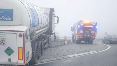 Cisterna vjela na kruhový objezd, unikl z ní olej