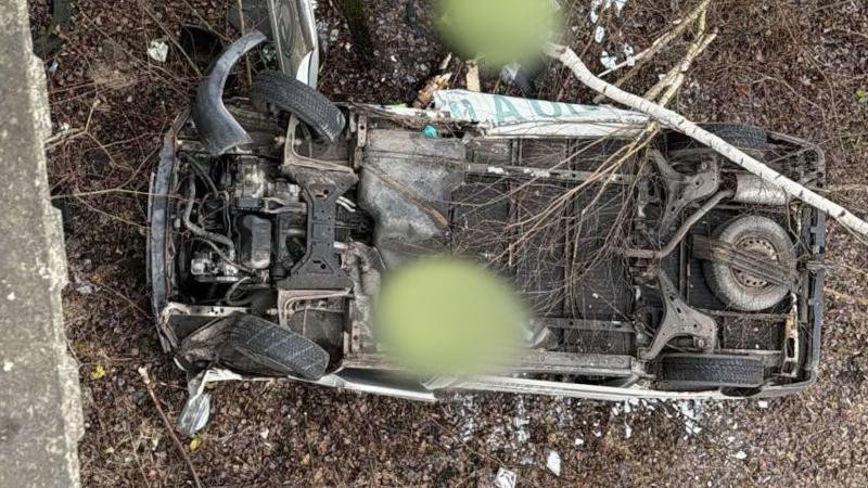 Z&aacute;běr z tragick&eacute; nehody těsně před V&aacute;noci, kdy dod&aacute;vka spadla z mostu u d&aacute;lnice D8 v Trmic&iacute;ch. Foto: čten&aacute;ř