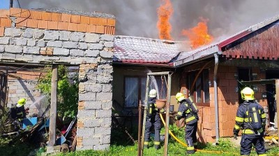 FOTO: Požár střechy rodinného domu v Charvatcích likvidovalo osm hasičských jednotek