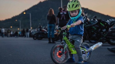 Vášeň pro motorky se může projevit v každém věku. Zdroj: Most Night Ride Fest