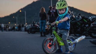 Vášeň pro motorky se může projevit v každém věku. Zdroj: Most Night Ride Fest