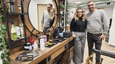 VIDEO: V Mostě otevřel nový barber shop s dotekem Egypta. Vsaďte na unikátní depilaci nití a péči, kde se nespěchá