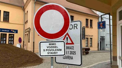 Začala rekonstrukce chodníku v Karlově ulici v Lounech