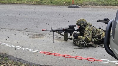 Nepřítel u brány chemičky. Vojáci v Litvínově cvičili obranu proti ozbrojenému útoku