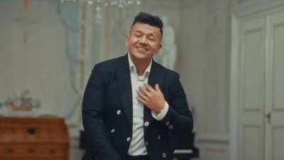 VIDEO: Zámek Krásný Dvůr ožil příběhem krásky a zvířete. Zpěvák Raego zde natáčel videoklip s Hell Navrátilovou