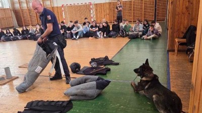 Pes Thor ukázal školákům, jak se vyhledávají drogy