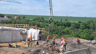 Roste jako z vody. Silničáři zahájili betonáž opěrné zdi budoucího mostu u Žiželic
