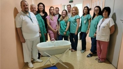 Paliativní péče v Krajské zdravotní rozšiřuje své služby. Neonatologická klinika dostala darem chladicí kolébku