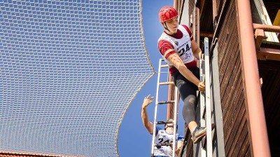 FOTO: Hasiči změřili v Podbořanech své síly a rychlost ve výstupu na cvičnou věž