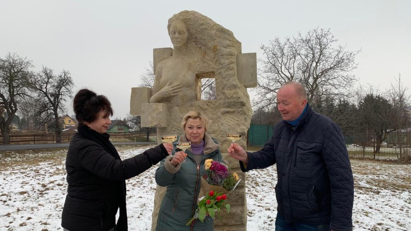 V Březně u Chomutova slavnostně odhalili další sochu. Představuje místní krajinu. Foto: Jitka Fárová