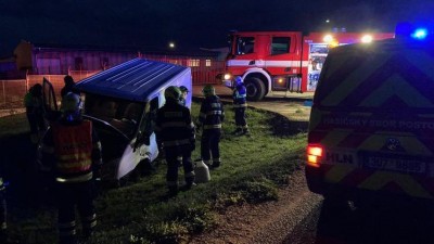 FOTO: U Lišan ráno bourala dodávka, řidič skončil v péči záchran&aac