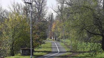 Cyklostezku za řekou osvětlují nová úsporná LED svítidla